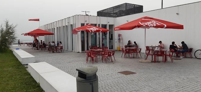 Terraço exterior na avenida da praia